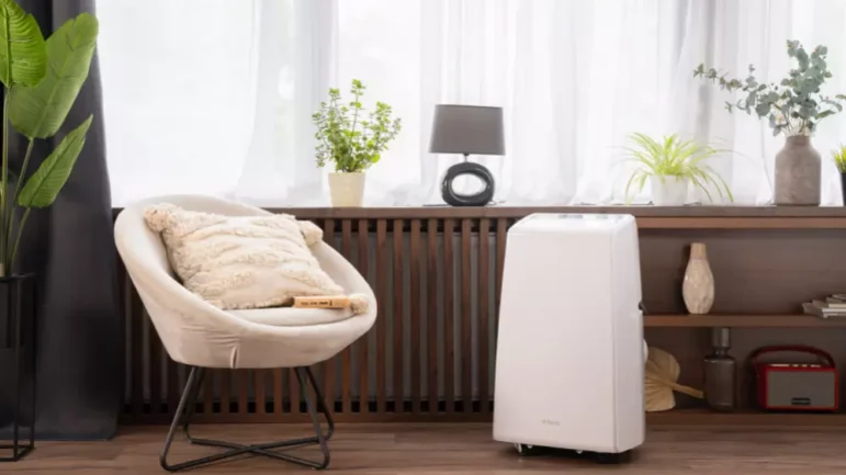 Klimatyzator przenośny Fersk Lite w salonie. Źródło: Materiały Fersk.pl
